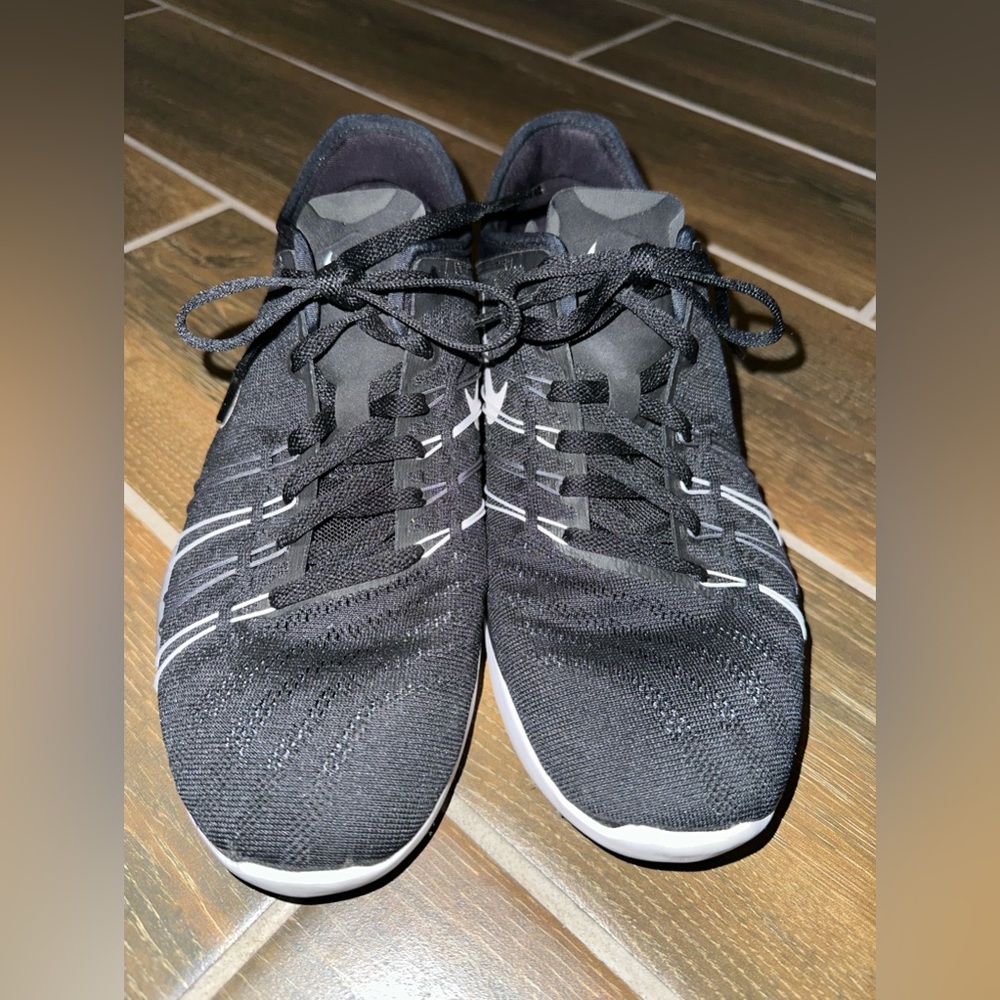 Women’s Nike Black Sneakers - Picture 4 of 7